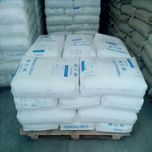 Pallet of 25 kg white woven bags of HDPE polyethylene resin in a warehouse